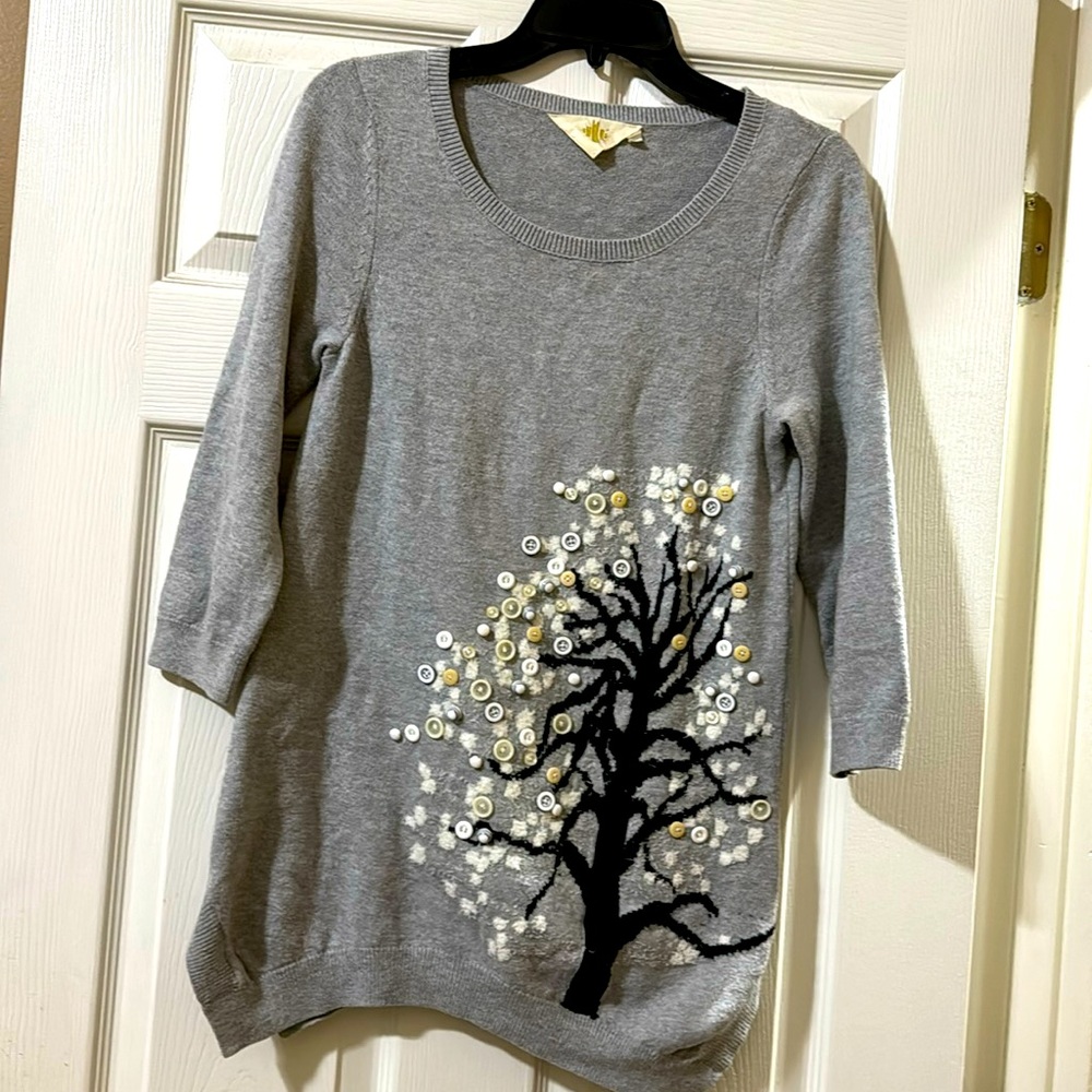 Boutique light gray shirt that can be worn with leggings.